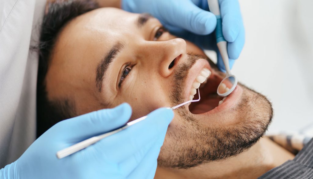 Realiza la revisión dental dos veces al año y haz una limpieza anual de tu boca.