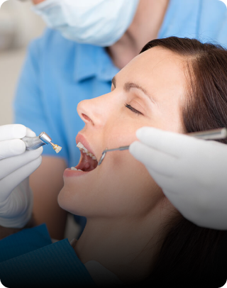 Revisión dental rutinaria en Custom Dental.