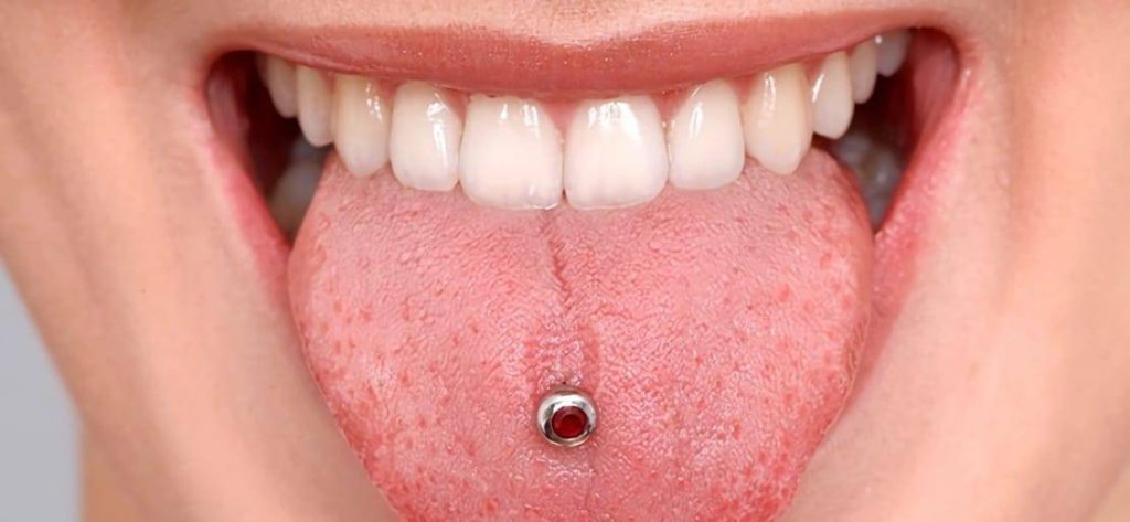 10 motivos por los que no recomendamos llevar un pirsin en la lengua.