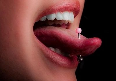 Riesgos del pirsin en la lengua. No te arriesgues.