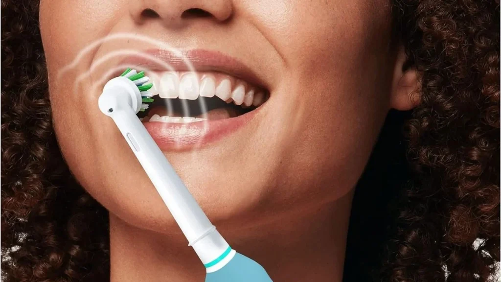 Cuidado bucal con el cepillo dental eléctrico.