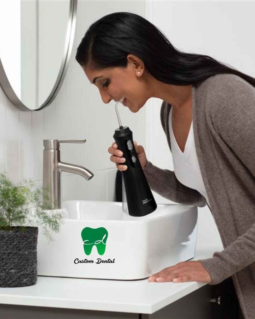 Higiene con el irrigador dental para un buen cuidado bucal.